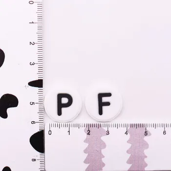 1-26Pcs Preto Branco Letras de Forma Redonda Alfabeto inglês de PVC, Sapato de Encantos Fivela de Entupir as Decorações de Livre Combinação de Nome de DIY 4
