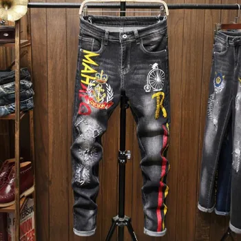 Calças de Brim dos homens Europeu para a Moda Americana Buraco Applique Bordado Homens do Pequeno tubo em linha Reta Personalidade Elástico Impresso Jeans