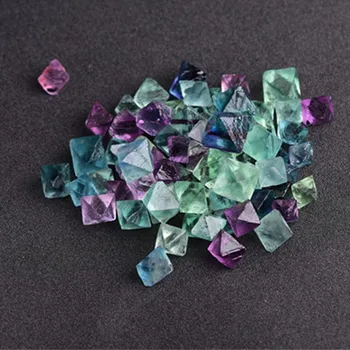Natural octaédrica azul roxo flúor é o original de pedra de pequeno grânulo de minério. 0